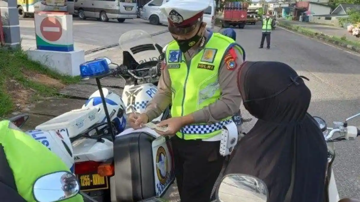 Polisi Tilang 125.000 Pengendara saat Ops Patuh Candi 2024 di Jateng: Mayoritas Tak Pakai Helm