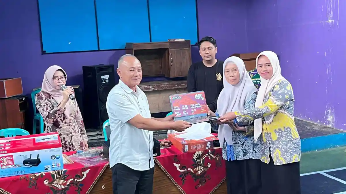 Dorong Kinerja TP Posyandu dan Digitalisasi, Dua Desa di Baregbeg Terima Bantuan Laptop dan Printer