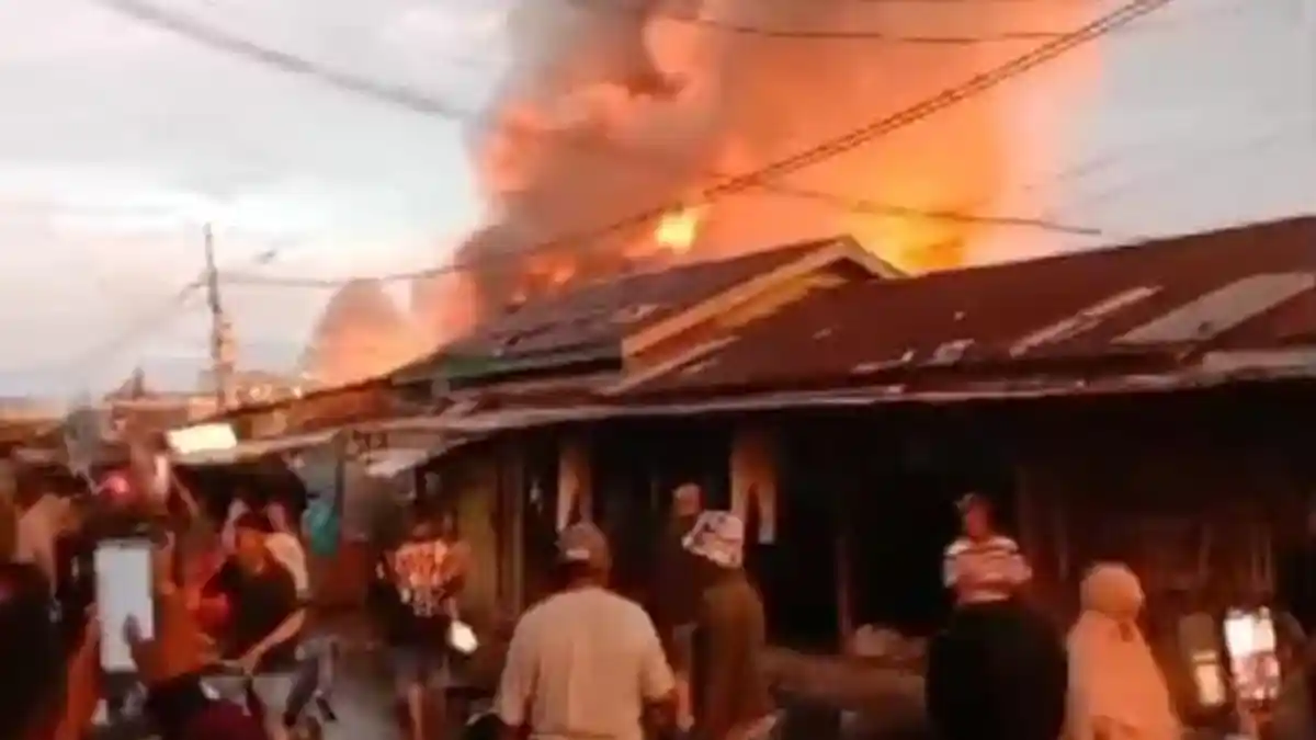 BREAKING NEWS: Pasar Sentral Remu Kota Sorong Terbakar, Api Masih Diupayakan Padam