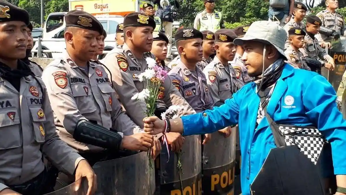 Mahasiswa Beri Bunga Ke Polisi dan TNI, Begini Reaksinya
