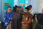 Adi-Lesmana-dan-Kepala-Loka-POM-Tabalong-saat-berada-di-rumah-sakit3.jpg