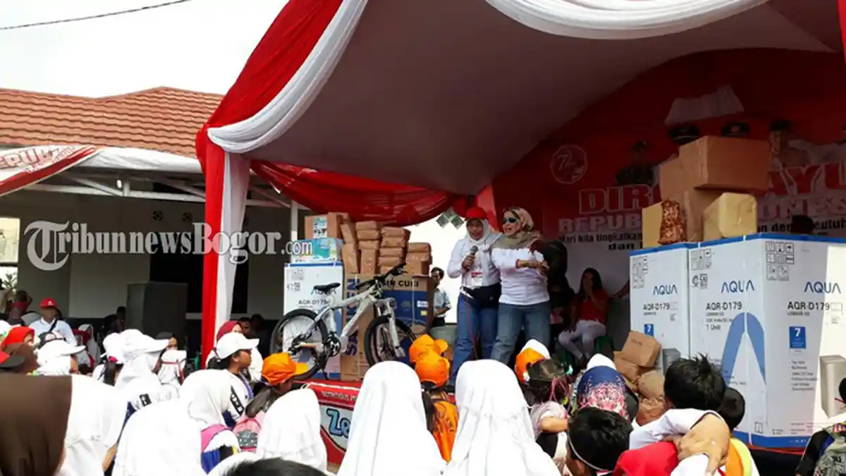 Ayam Kampung Dilempar Bu Camat, Emak-Emak Berkerumun di Depan Panggung