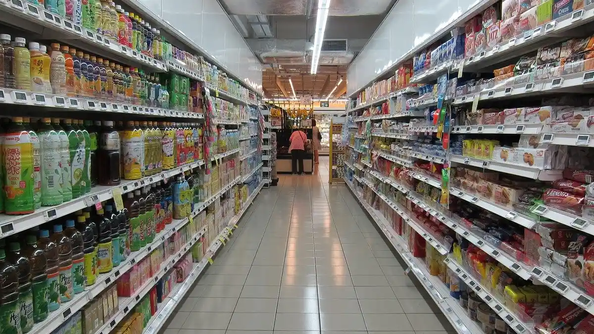 Satpol PP Kuningan Segel Minimarket di Kawasan Perkotaan
