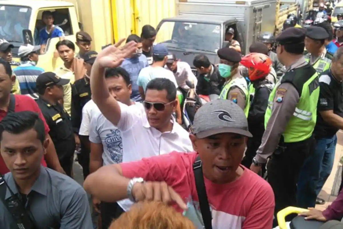 Ojek Online Melintas di Jalan Kebon Rojo Surabaya, Sweeping Pendemo Angkutan Umum Kisruh