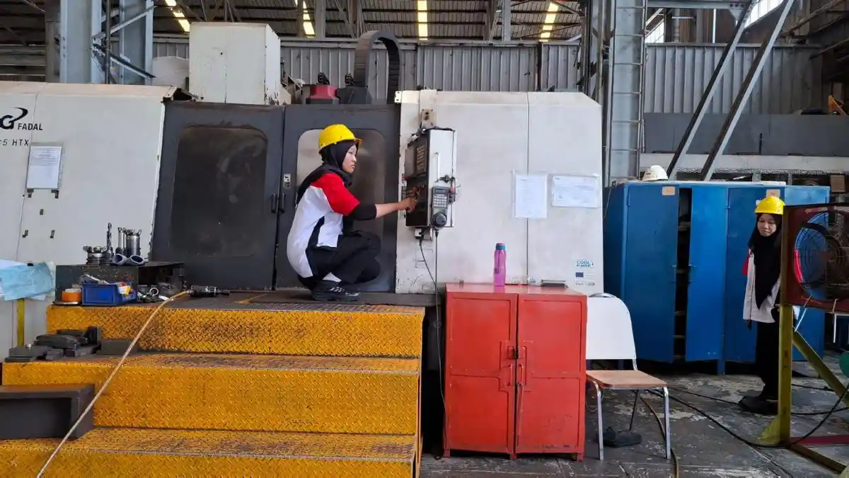 Unik, Siswi SMK Ini Gemar Mengelas dan Urus Mesin Langsung Magang di Pabrik Kereta Api