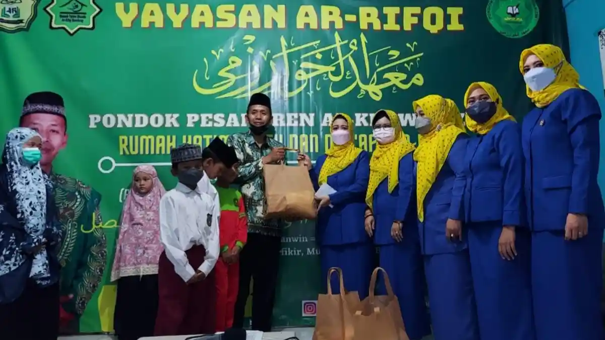Hari Listrik Nasional ke-76, YBM PLN dan PIKK UIP JBT Berikan Santunan Yatim Dhuafa