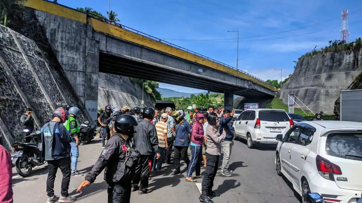 BREAKING NEWS: Heboh di Manado, Ada Warga Jatuh dari Jalan Interchange