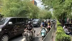 Jalan-Malioboro-padat-saat-libur-Nataru-2023-2024.jpg