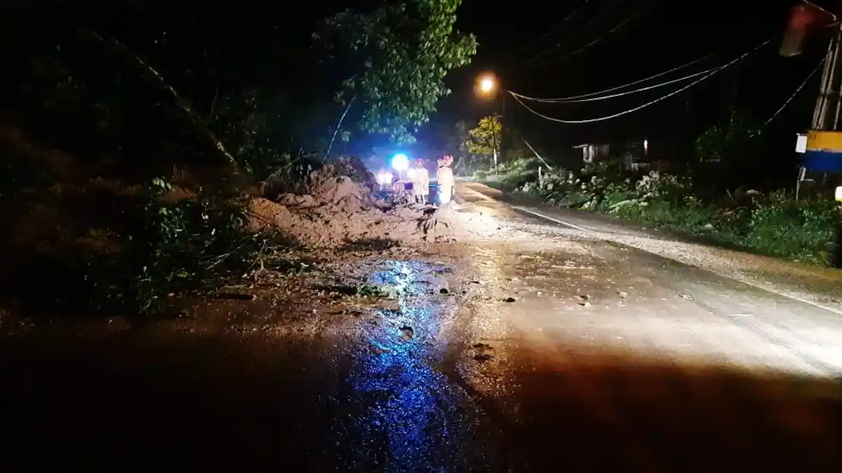 Hujan Sepanjang Malam, Bukit Seumadam Longsor Menutupi Sebagian Jalan Medan - Banda Aceh