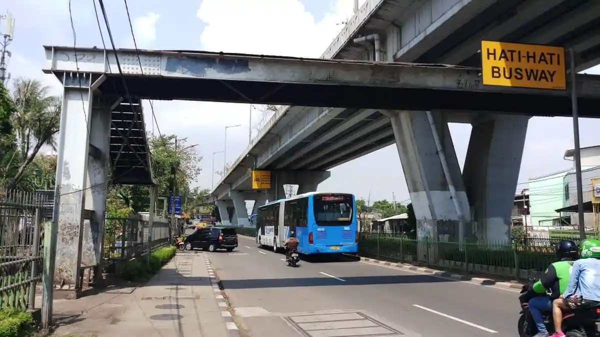 VIDEO: Konstruksi Besi Sisa JPO di Daan Mogot Mangkrak dan Terbengkalai