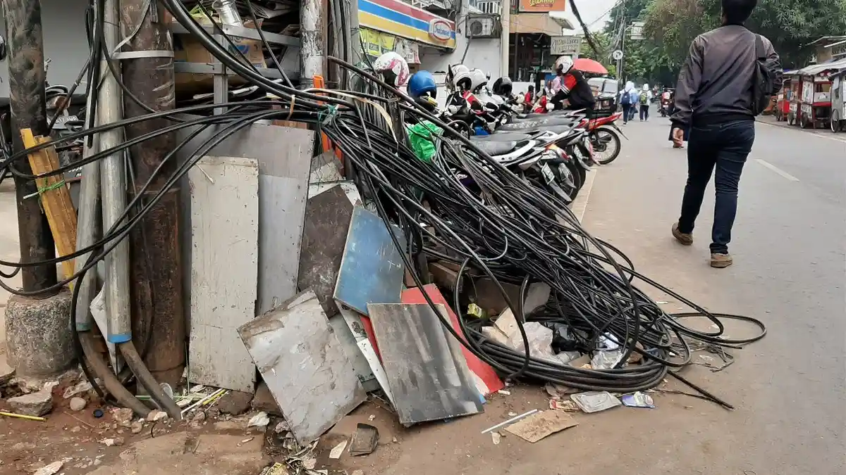 Kabel Listrik Menjuntai di Jalan Cikini Raya Jakarta Pusat Ganggu ...