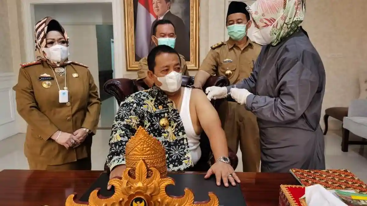 Gubernur Lampung Arinal Disuntik Vaksin Kategori Lansia di Mahan Agung