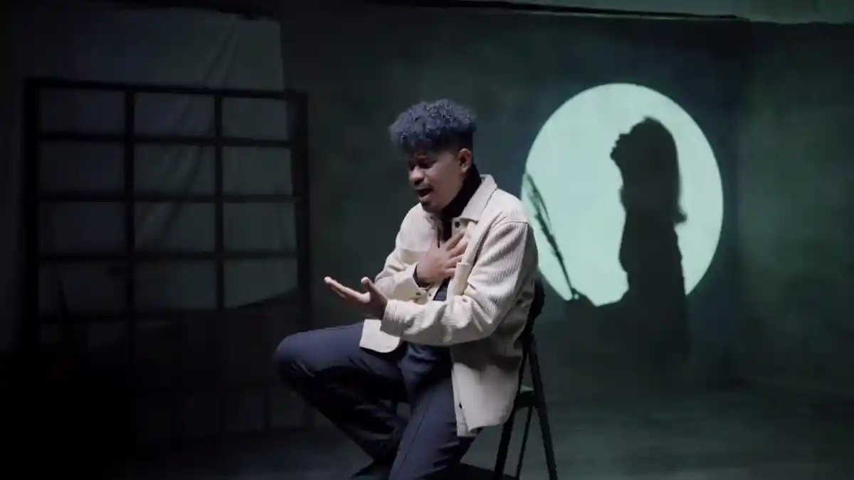 Lirik dan Terjemah Lagu Dua Raja Satu Hati – Justy Aldrin feat. Rina Sainyakit