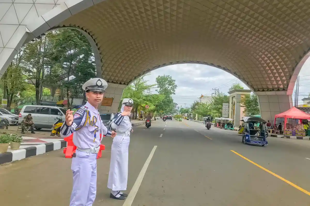 2 Siswa di Gorontalo Jadi Relawan Polisi, Atasi Kemacetan Jelang Tahun Baru