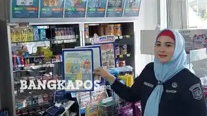 Debby-Sidak-Plastik-ke-Toko.jpg
