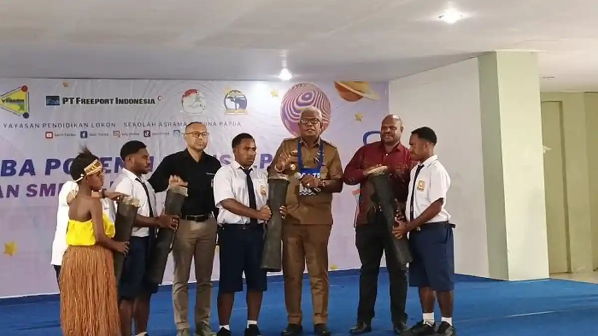 Bupati Mimiika Gelorakan Semangat Sains dan Cita-cita bagi Para Peserta LPS di SATP