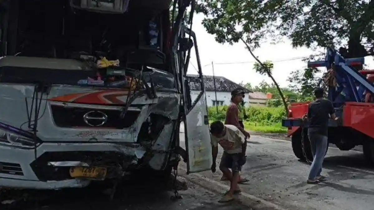 Kecelakaan Maut Bus Mira Tabrak Truk Ayam, Sopir Truk Tewas, 22 Penumpang Terluka