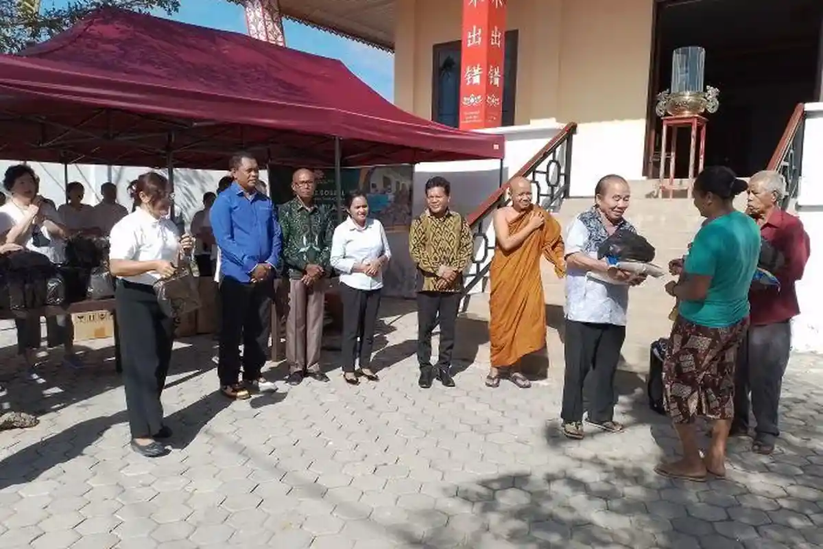 Peringatan Tri Suci Waisak, PUBI NTT Bagi Sembako
