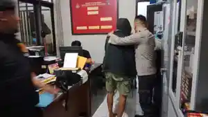 Ai-Hikmah-35-sedang-berada-di-warungnya-ketika-terdengar.jpg