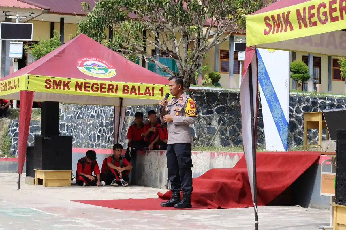 Kapolsek Batang Tarang Ajak Siswa SMKN 01 Balai Jadi Pelopor Disiplin dan Tertib Berlalu Lintas