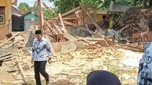 ruang-kelas-1-dan-2-SDN-Kajuanak-4-di-Kecamatan-Galis-roboh.jpg