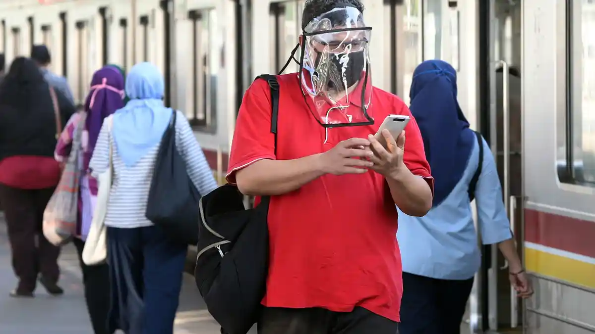 Pemandangan Baru Stasiun KRL Saat PSBB Transisi, Banyak Penumpang Pakai Masker Hingga Face Shield