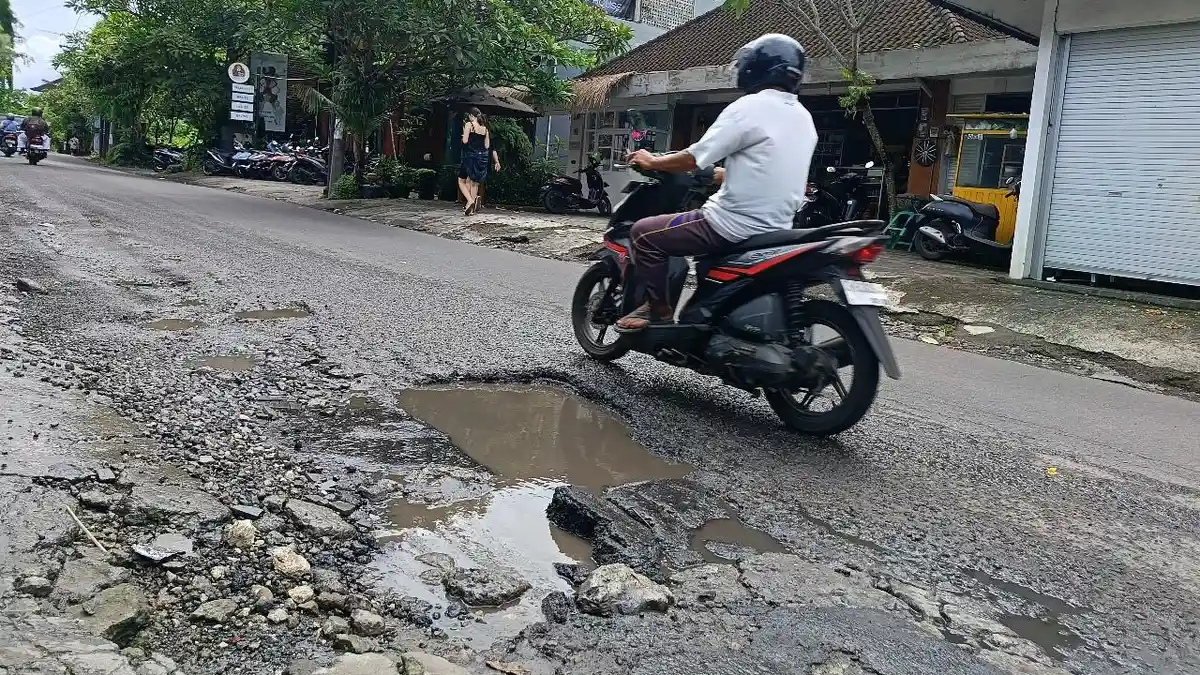 Akibat Efisiensi Anggaran, Kondisi Jalanan Bali Memprihatinkan Saat Cuaca Ekstrem
