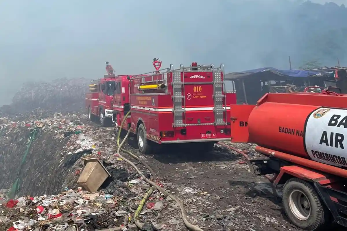 Kebakaran Hebat di TPA Bakung Bandar Lampung, 22 Damkar Dikerahkan