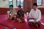 Perwakilan-keluarga-almarhum-KH-Syaroni-Ahmadi-Kudus.jpg