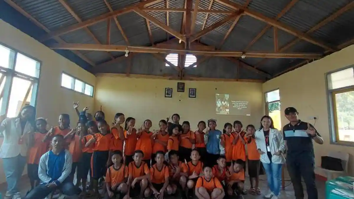 Mahasiswa KKN Unika Ruteng Ajak Siswa SDI Iteng 1 Hidup Bersih dan Pilih Jajanan Sehat