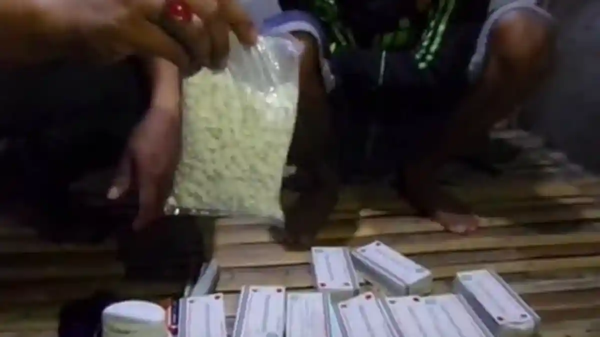 Gendon Kulakan Pil Koplo Melalui Facebook