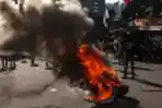 Kecewa Hasil Putusan MK Massa Aksi Bakar Ban