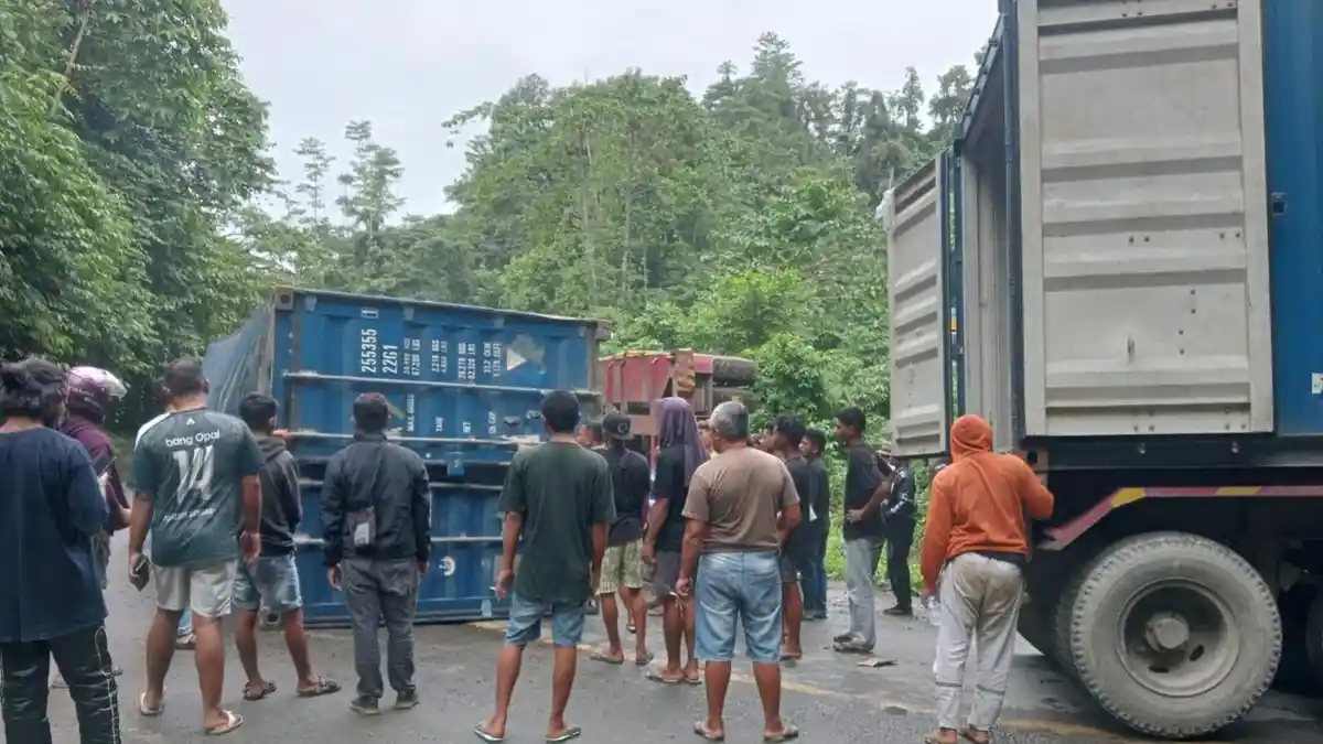 Polsek Sampara dan Warga Evakuasi Truk Kontainer Terguling di Tikungan Sampara Konawe Sultra