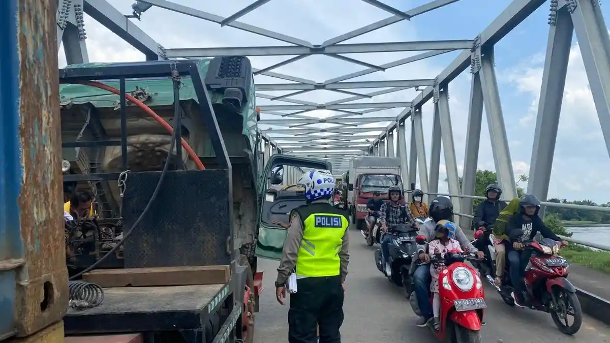Kontainer Mogok di Atas Jembatan Kapuas II, Ini Penyebabnya
