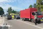 macet-panjang-terjadi-di-jalan-raya-padang-sicincin-karena-kebakaran-di-simpang-jambak-lubuk-alung.jpg
