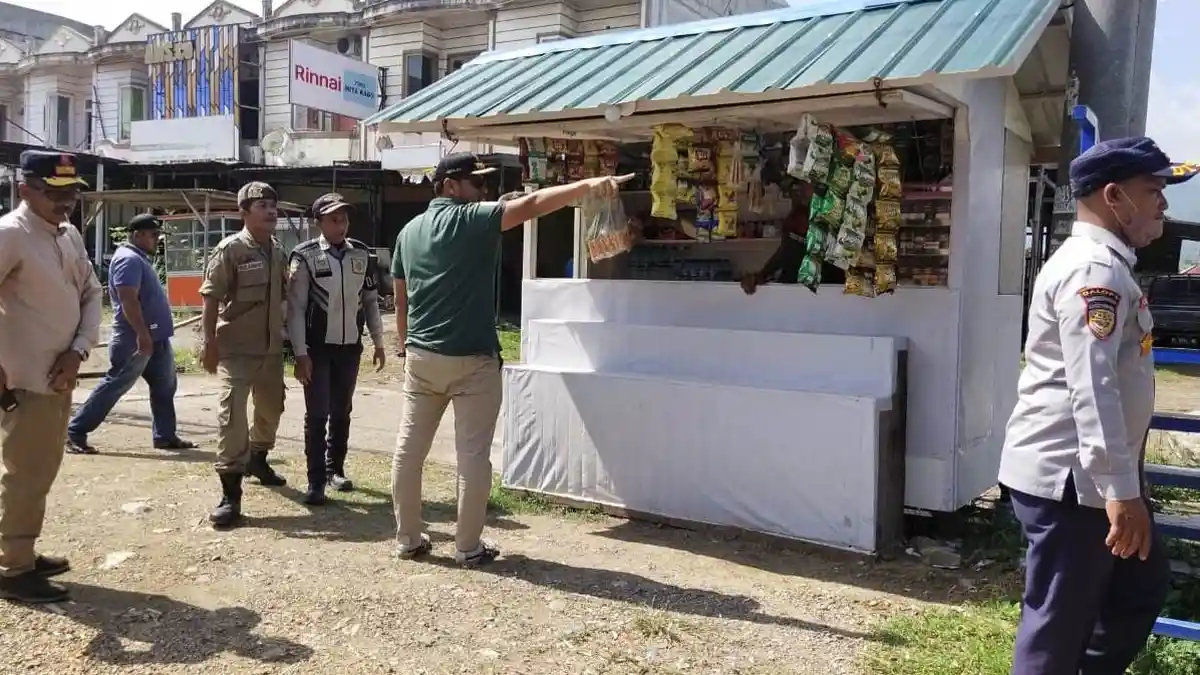 Kerap Beredar Rokok Ilegal di Aceh Besar, Satpol PP dan WH Edukasi Pedagang