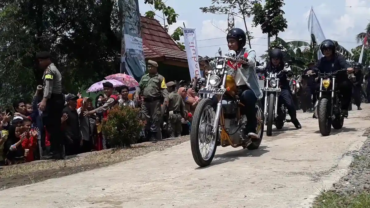 Tinjau Desa Citarik, Jokowi Kendarai Sepeda Motor Chopperland