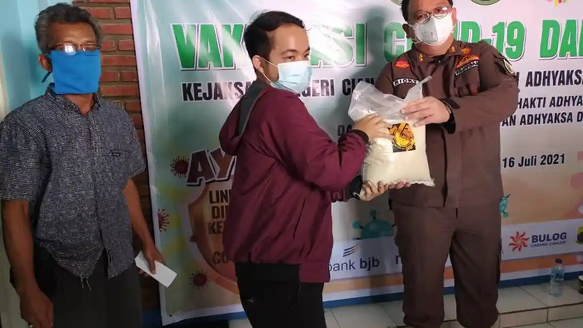 500 Warga Dapat Sembako Setelah Divaksin, Kajari Cianjur Berharap Bantuan Ringankan Warga Terdampak