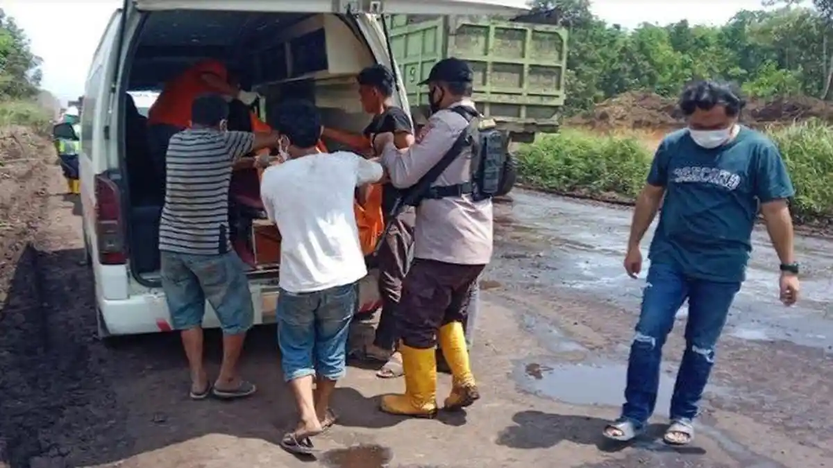 GEGER! Penemuan Mayat Lansia di Tol Gresik, Sempat Hilang 6 Hari, Jasad Membusuk Dikerumuni Lalat