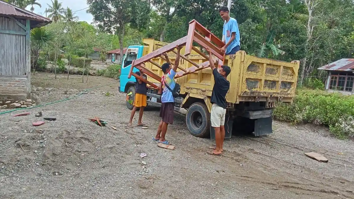 Fransiskus Cemas Dengar Bunyi Retakan Tanah di Desa Kiuola TTU, Kini Mengungsi Mandiri