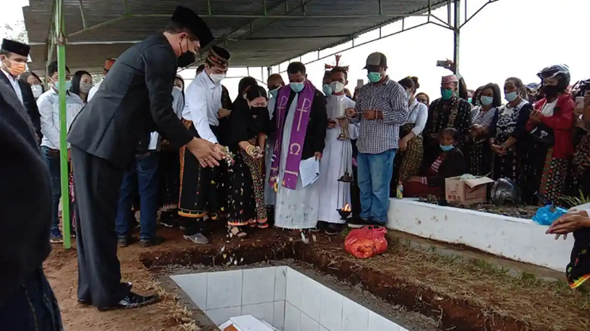 Jenazah Almarhum Doktor Deno Kamelus Dimakamkan di TMP Lalong Tana Karot