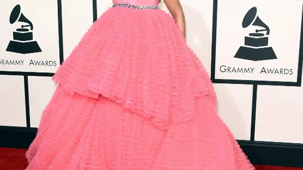 Tak Mengekspos Lekuk Tubuh, Rihanna Kenakan Gaun Merah Muda Nan Megar