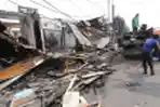 Warga Mencari Barang di Puing Sisa Kebakaran Pasar Gembrong