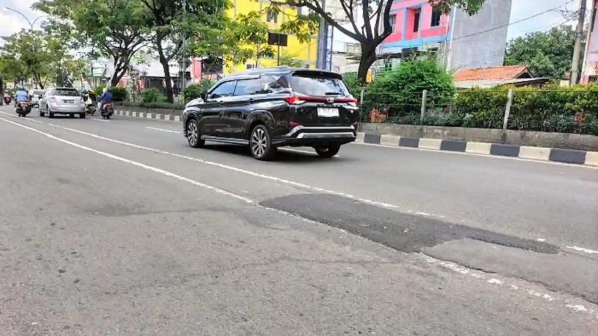 DPUPR Kota Depok Tambal Lubang-lubang yang ada di Jalan Margonda Raya