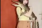 Gynna Pilkada Heboh Peluk Buaya Buas