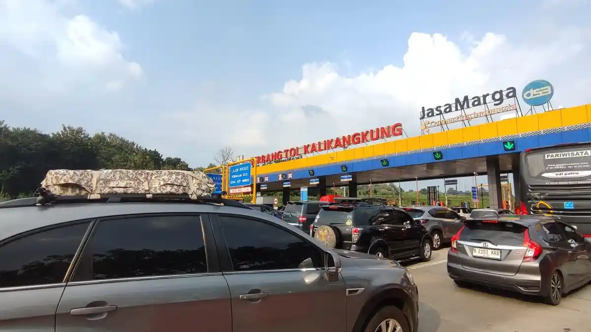 Arus Mudik Lebaran 2023, Antrean Gerbang Tol Kalikangkung Macet Hingga Ratusan Meter