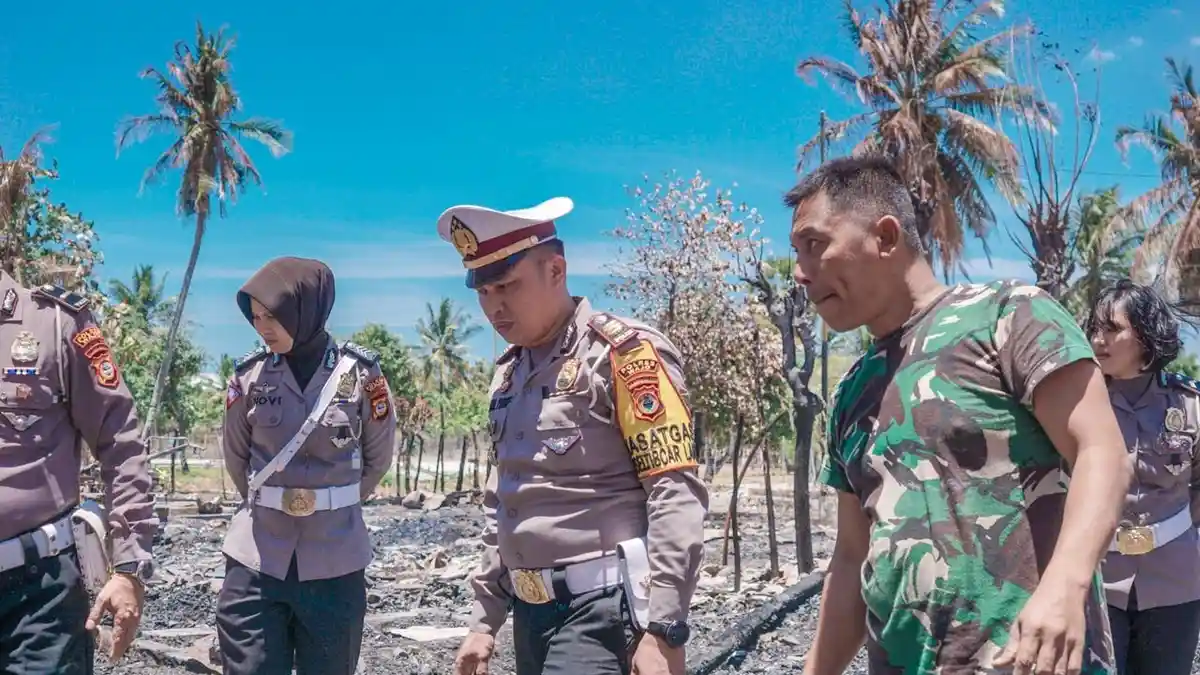 Sambut HUT ke 64 Lantas, Personel Polres Wajo Santuni Korban Kebakaran dan Kecelakaan