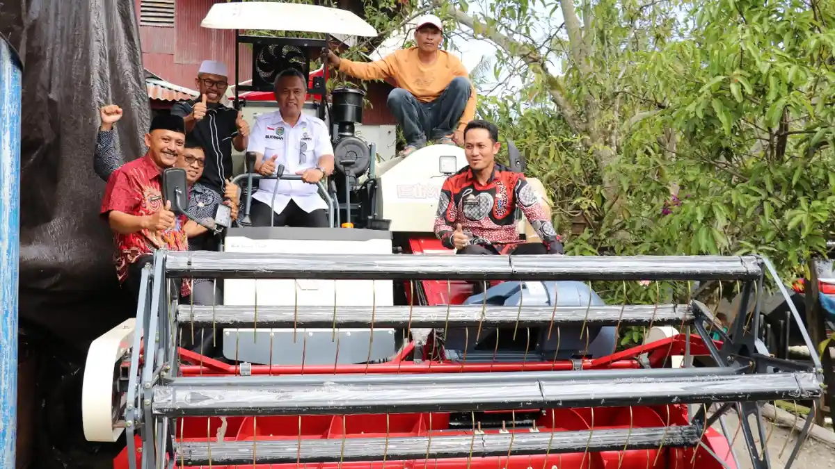 Dua Kelompok Tani di Lutim Dapat Bantuan Combine Harvester Senilai Hampir Setengah Miliar Rupiah