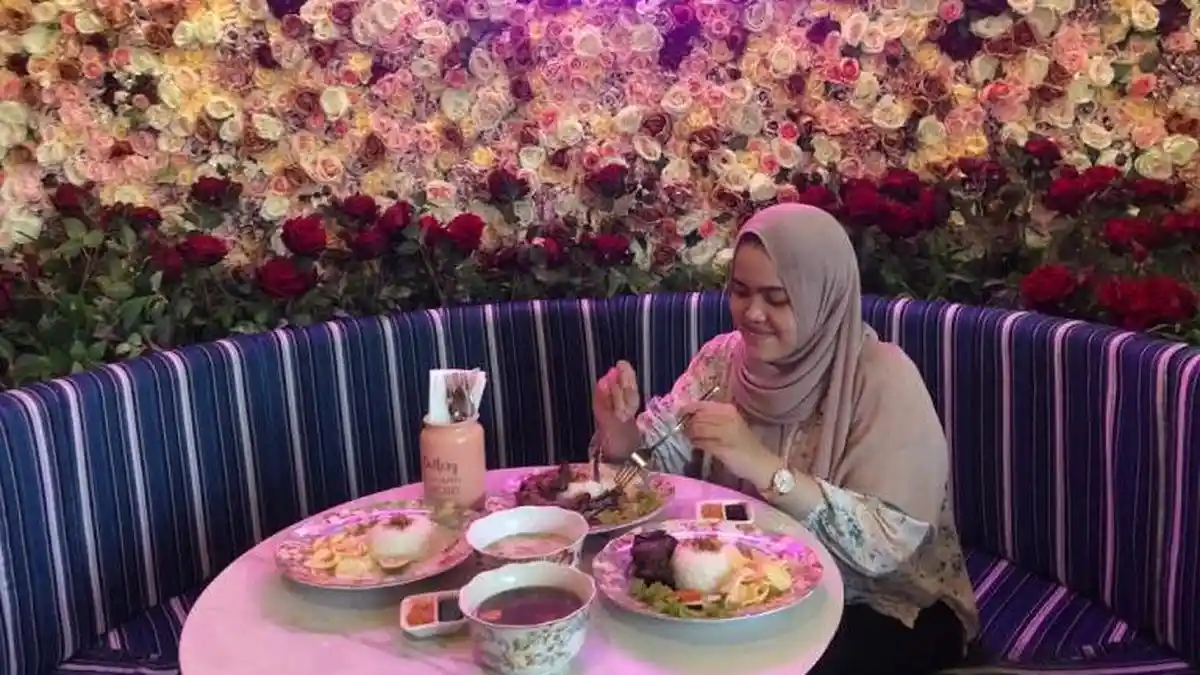 Menikmati Santapan Berkeliling Taman Bunga Indoor Restoran Payon Garden Semarang