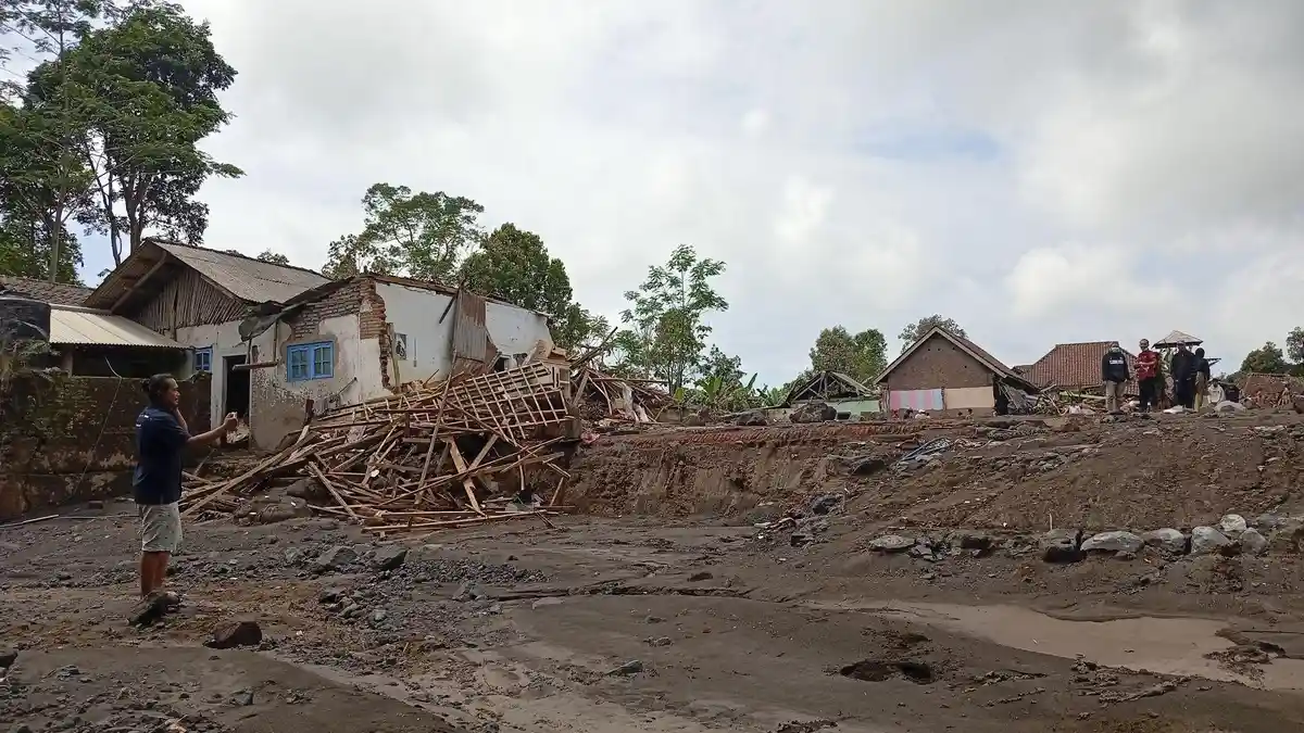 Melihat Dusun Sumbersari yang Terdampak Erupsi Gunung Semeru, Warga Mengais Barang, Bangunan Hancur
